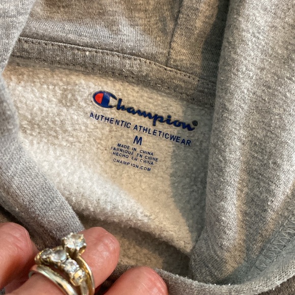 Size medium, champion hoodie preowned terrific ! - Picture 6 of 6